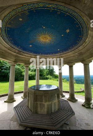 Die Inglis Memorial mit Sicht auf Colley Hügel die Stadt Reigate 1909 gestiftet wurde Stockfoto