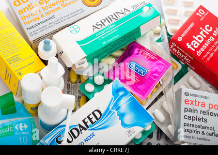 Haufen medizinische Versorgung, Pakete von Pillen, Tabletten, Kapseln. Stockfoto