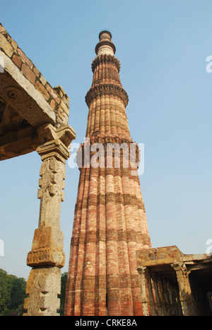 Qutub Minar, rotem Sandstein und Marmor. Höchste Minarett in Indien, 72,5 Meter und enthält 379 Treppe um den Gipfel zu erreichen Stockfoto