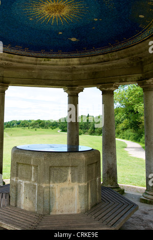 Die Inglis Memorial mit Sicht auf Colley Hügel die Stadt Reigate 1909 gestiftet wurde Stockfoto