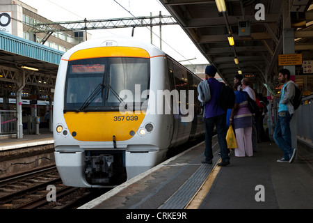 Passagiere an Bord ein Zuges in National Express c2c Lackierung an einem Bahnhof in England warten. Stockfoto