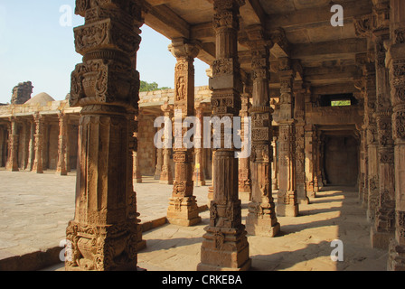 Geschnitzten Säulen - Qutub Minar-Komplex Stockfoto