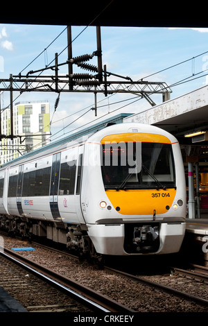 Personenzug in National Express c2c Lackierung wartet am Bahnhof in England. Stockfoto