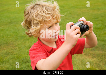 Junge fotografieren im freien Stockfoto