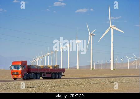 Ein LKW Reisen entlang der G30 Lianhuo Expressway mit Bestandteil der Windpark Daheyan im Hintergrund. Stockfoto