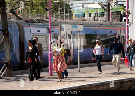 Passagiere zu Fuß entlang einer Plattform am Bahnhof, England zu bellen. Stockfoto