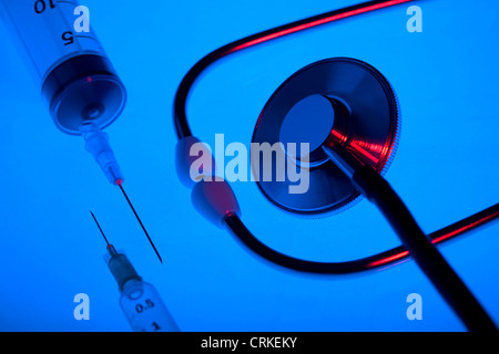 Stethoskop mit zwei Spritzen Stockfoto