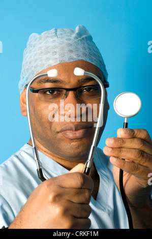 Chirurg in Scrubs hält ein Stethoskop Stockfoto