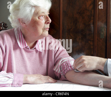 Ältere Frau, die Puls überprüft Stockfoto