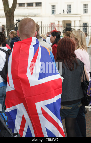 Straßenszene mit ein Mann mit einem Union Jack-Flagge in einer Menschenmenge bei der königlichen Hochzeit in London England UK Großbritannien Stockfoto