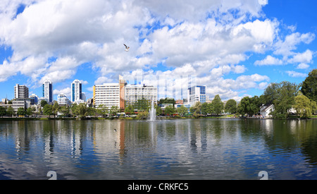 Breiavatnet ist der kleine See mit Brunnen befindet sich im Zentrum von Stavanger, Norwegen. Stockfoto