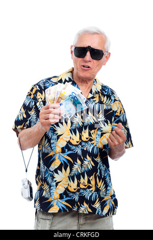 Reiche senior Tourist halten Geld und Kamera, isoliert auf weißem Hintergrund. Stockfoto