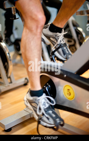 Mann mit Spin-Maschine im Fitness-Studio Stockfoto