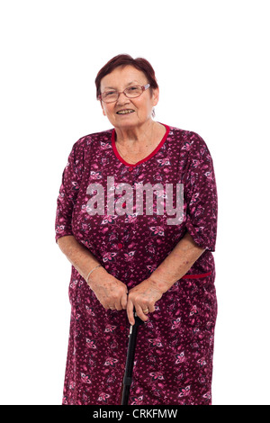 Porträt von glücklich lächelnde ältere Frau mit Gehstock, isoliert auf weißem Hintergrund. Stockfoto