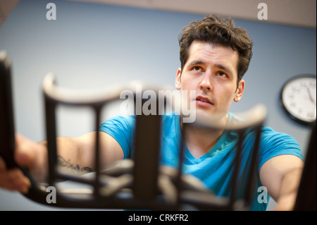 Mann mit Spin-Maschine im Fitness-Studio Stockfoto