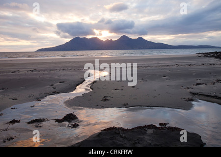 Die Bucht von Laig am Cleadale auf der Insel Eigg, Blick auf die Isle of Rum, Scotland, UK bei Sonnenuntergang. Stockfoto