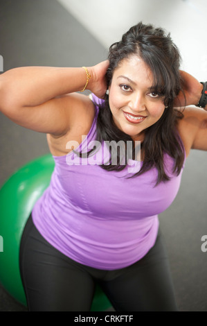 Frau mit Gymnastikball im Fitness-Studio Stockfoto