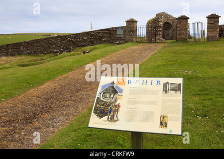 Besucher Informationszeichen beschreiben Ruinen des 12. Jahrhunderts Earl Bu und Runde Kirk (St. Nikolaus) Orphir Orkney-Inseln Stockfoto