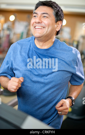 Mann mit Laufband im Fitnessstudio Stockfoto