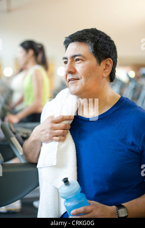 Älterer Mann im Fitness-Studio aus Frottier Stockfoto