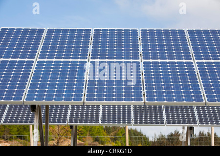 Solar-Panels auf der Insel Eigg, die 98 % durch erneuerbare Energien betrieben wird. Stockfoto