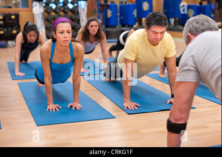 Menschen praktizieren Yoga Studio Stockfoto