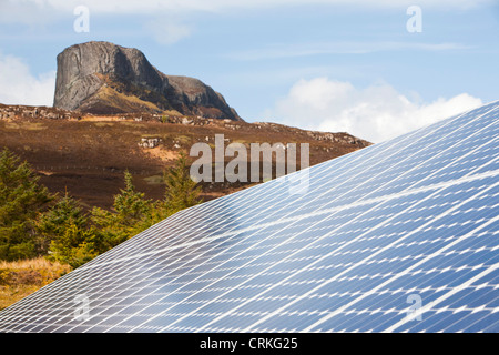 Solar-Panels auf der Insel Eigg, die 98 % durch erneuerbare Energien betrieben wird. Stockfoto