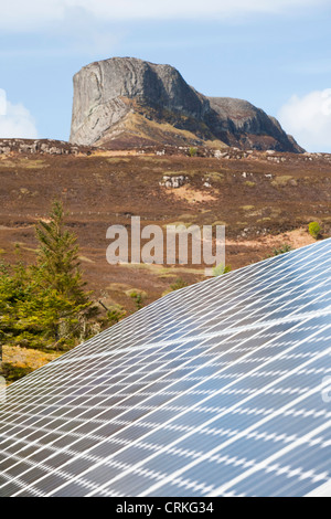 Solar-Panels auf der Insel Eigg, die 98 % durch erneuerbare Energien betrieben wird. Stockfoto