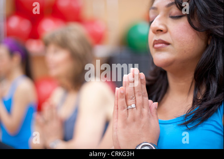 Frau praktizieren Yoga Studio Stockfoto