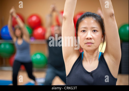 Frau praktizieren Yoga Studio Stockfoto