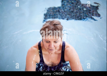 Frau im Schwimmbad plantschen Stockfoto