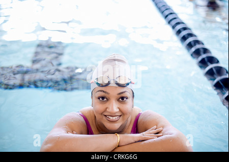 Frau am Rande des Schwimmbad Stockfoto