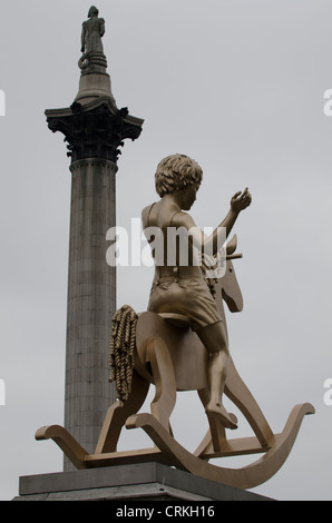 Machtlos Strukturen, Abb. 101 "Junge auf einem Schaukelpferd" 4. Sockel Trafalgar square London Vereinigtes Königreich 4,1 m hohe Bronze-Skulptur Stockfoto