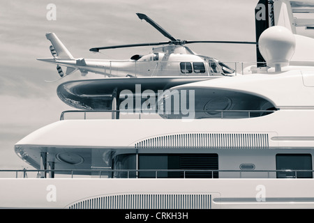 Luxus-Yacht mit Helikopter auf dem Deck, Digital retuschiert und getönten Foto. Stockfoto