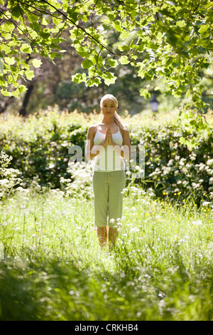 Eine junge Frau Yoga zu praktizieren, die Hände im Gebet position Stockfoto