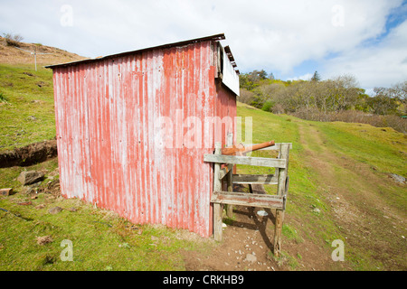 Ein redundante Dieselgenerator Schuppen auf der Insel Eigg, Schottland, Großbritannien. Stockfoto