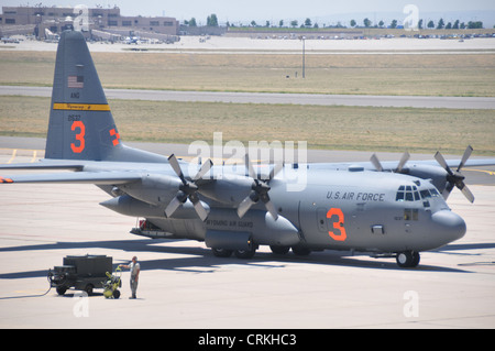 Der dem 153. Luftlift Wing in Cheyenne, Wyo, zugewiesene Flieger kommt zur Peterson Air Force Base, Colo, an, um die laufenden Feuerwehreinsätze in Colorado zu unterstützen. Der 153rd Airlift Wing, zusammen mit dem 302nd Airlift Wing, wurden beauftragt, die angeforderte MAFFS-Unterstützung im Staat zu leisten. Stockfoto