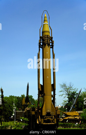 Scud Flugkörper und Anti Aircraft Gewehren auf dem Display an der Armee Day Feierlichkeiten in Sofia Bulgaria Stockfoto