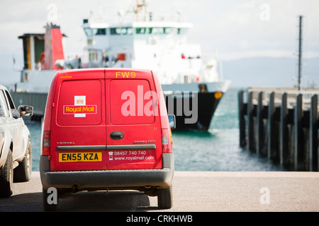 Ein Post-van warten auf Verbindung mit der Fähre von Caledonian Macbrayne, Loch Nevis, welche die Insel Eigg von Mallaig services Stockfoto