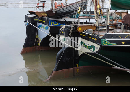 Sterns des alten vertäut Lastkähne Hythe Kai Maldon Essex England Uk Stockfoto