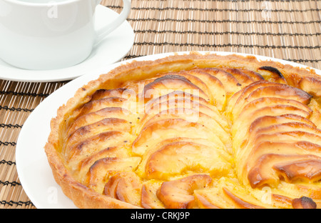 Frisch gebacken und serviert französische Apfeltorte. Studio gedreht Stockfoto