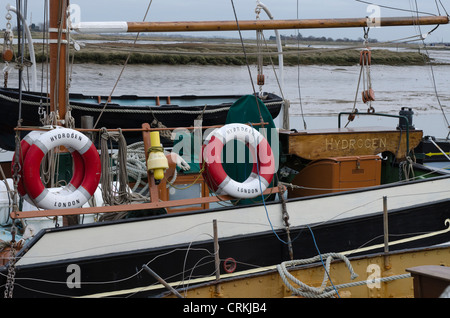 Alten vertäute Segeln Lastkahn "Wasserstoff" Hythe Kai Maldon Essex England Uk zwei Rettungsringe Stockfoto