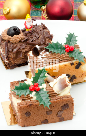 Die Buchette de Noel, drei verschiedene Sorten. Die klassischen Buche de Noel ist die Französisch Weihnachten Kuchen in der Form eines Yule Log Stockfoto