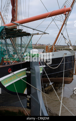 Alten Themse Segeln Lastkähne George Smeed und Distel vertäut Lastkahn Hythe Kai Maldon Essex England Uk Stockfoto