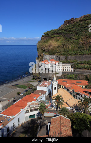 Der Strand in das Dorf Ponta Do Sol, Madeira, Portugal, Europa. Foto: Willy Matheisl Stockfoto