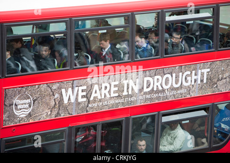 Eine Dürre Anzeige auf einer London Bus, UK. Stockfoto