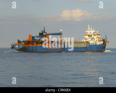 Der nachgestellte Sauger Trichter Bagger '''HAM 316'' "inbound an der Elbe Stockfoto