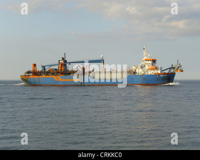 Der nachgestellte Sauger Trichter Bagger '''HAM 316'' "inbound an der Elbe Stockfoto