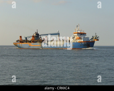 Der nachgestellte Sauger Trichter Bagger '''HAM 316'' "inbound an der Elbe Stockfoto