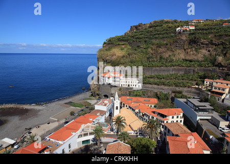 Der Strand in das Dorf Ponta Do Sol, Madeira, Portugal, Europa. Foto: Willy Matheisl Stockfoto